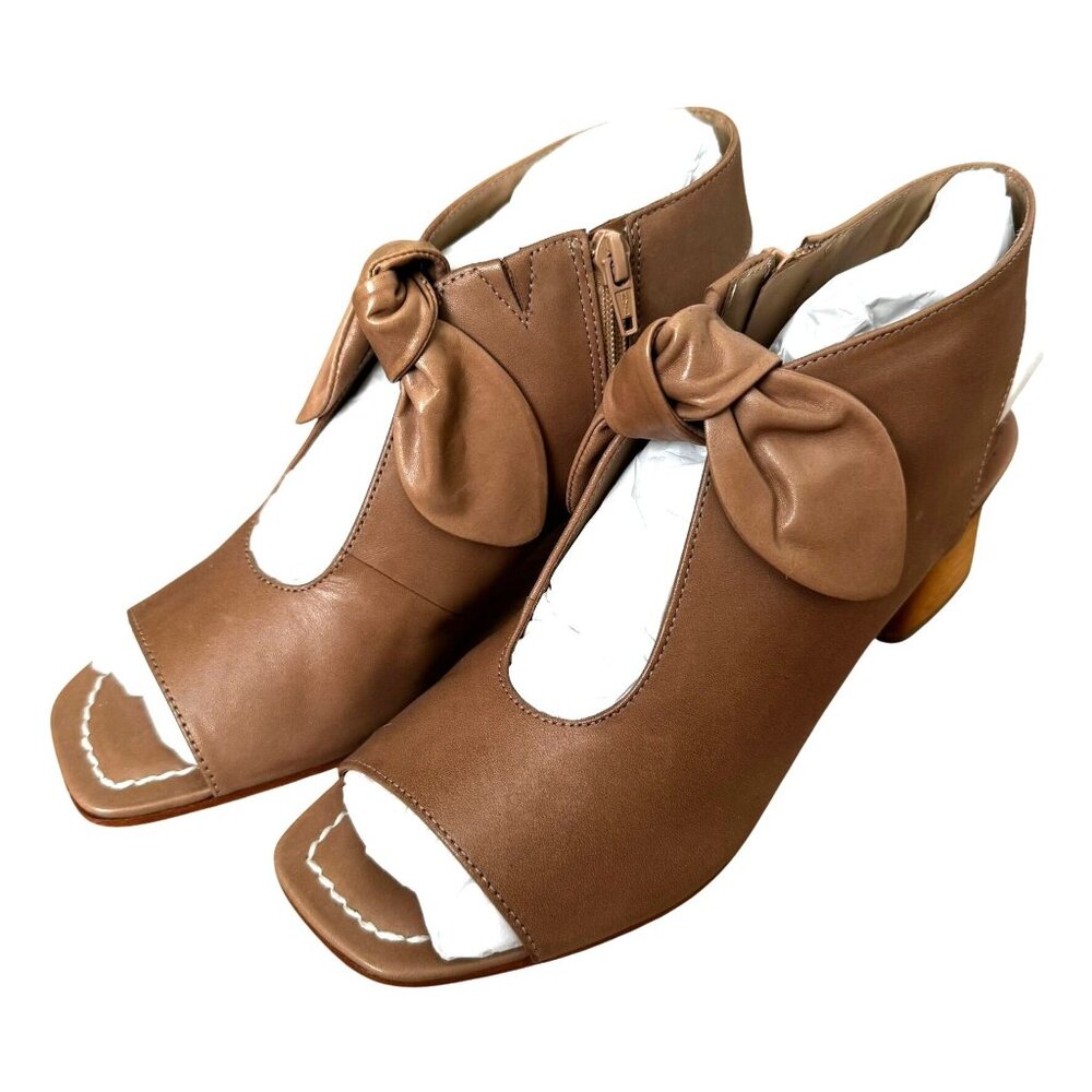 NEW Bernardo Tan Leather Block Heel Sandals 9.5 – Bow Open Toe Zip 2” Heel